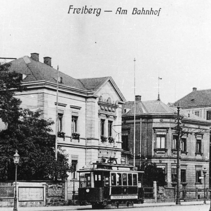Straßenbahn am Bahnhof
