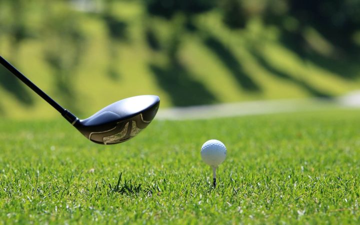 Golfschläger mit Golfball beim Abschlag