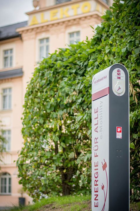 Ladesäule für Elektrofahrzeuge auf dem Hotel ALEKTO Parkplatz
