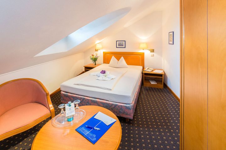 Innenansicht eines Standard-Einzelzimmers im Hotel ALEKTO Freiberg