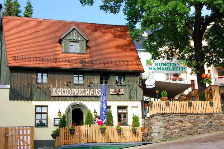 Kartoffelhaus im Sommer