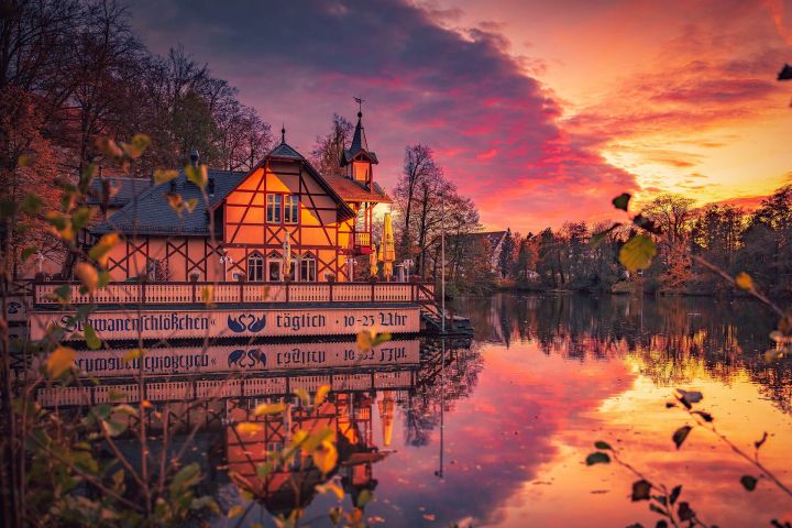 Restaurant Schwanenschlösschen, Blick vom Ufer bei Abenddämmerung