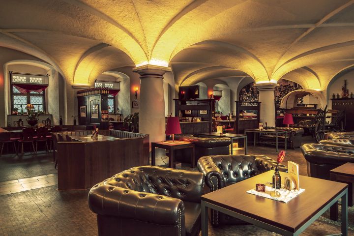 Innenansicht mit Sitzplätzen im Schankhaus 1863